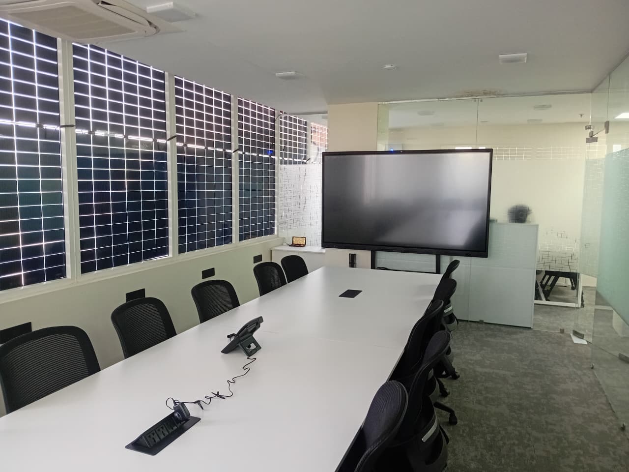 Hot desk in open space · Ecowatt Coworking - Qutab Plaza