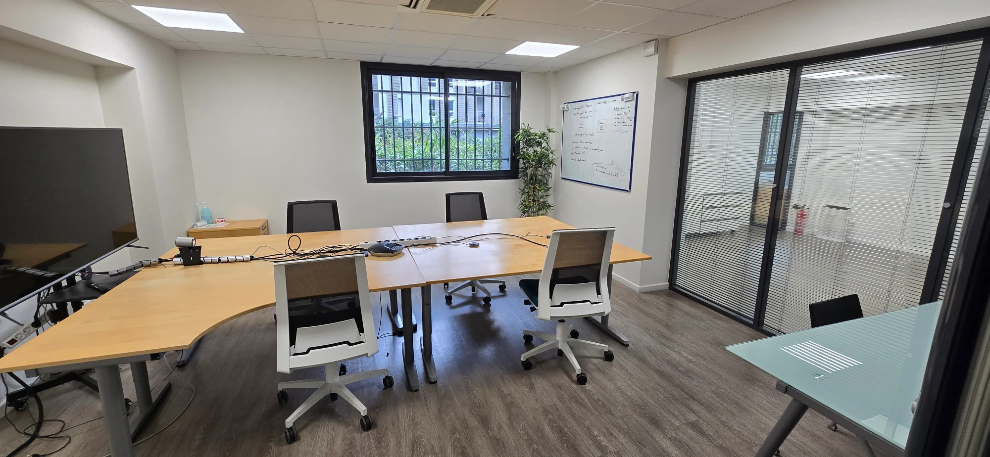Salle de réunion 6 personnes · Lab7 Coworking