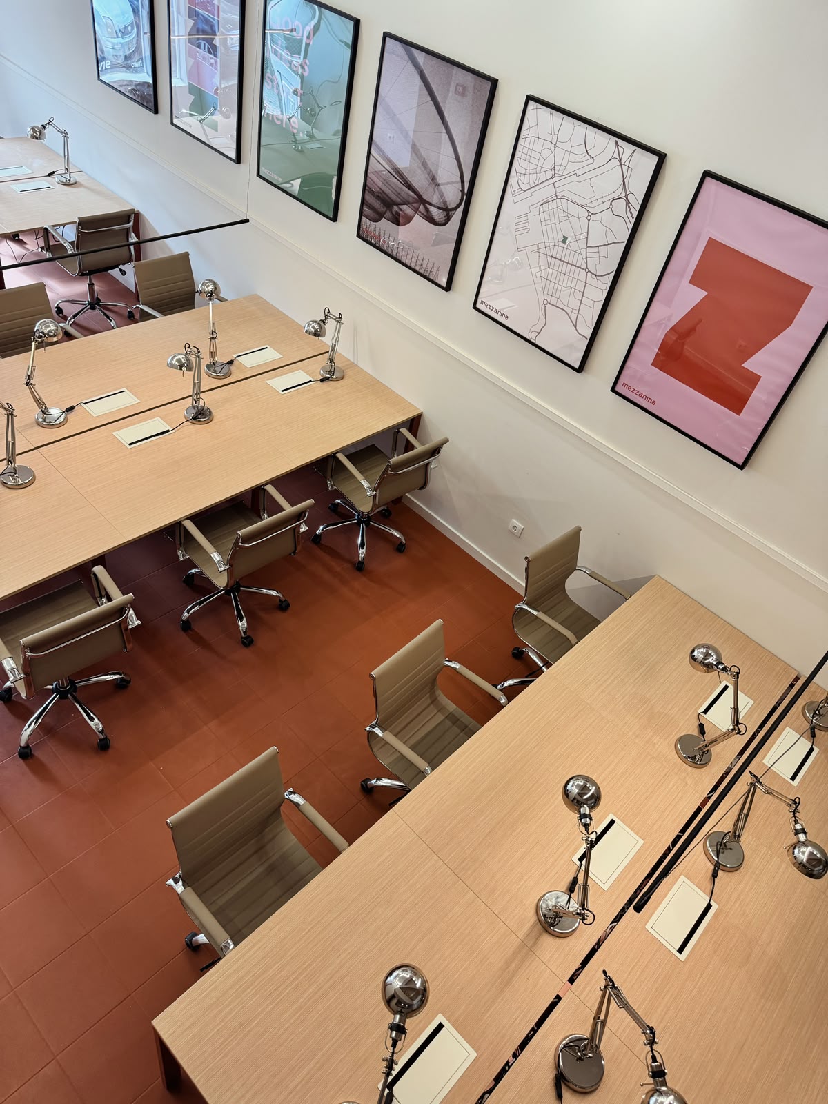 Mesa rotativa em open space · Mezzanine Cowork