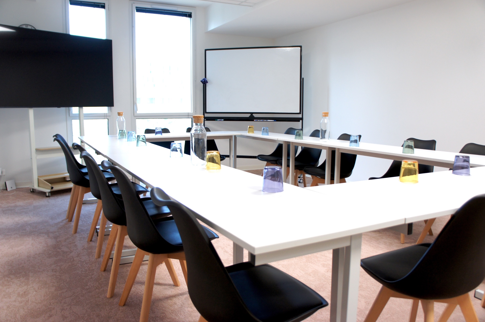 Salle de réunion 16 personnes  · ALVEA LOC