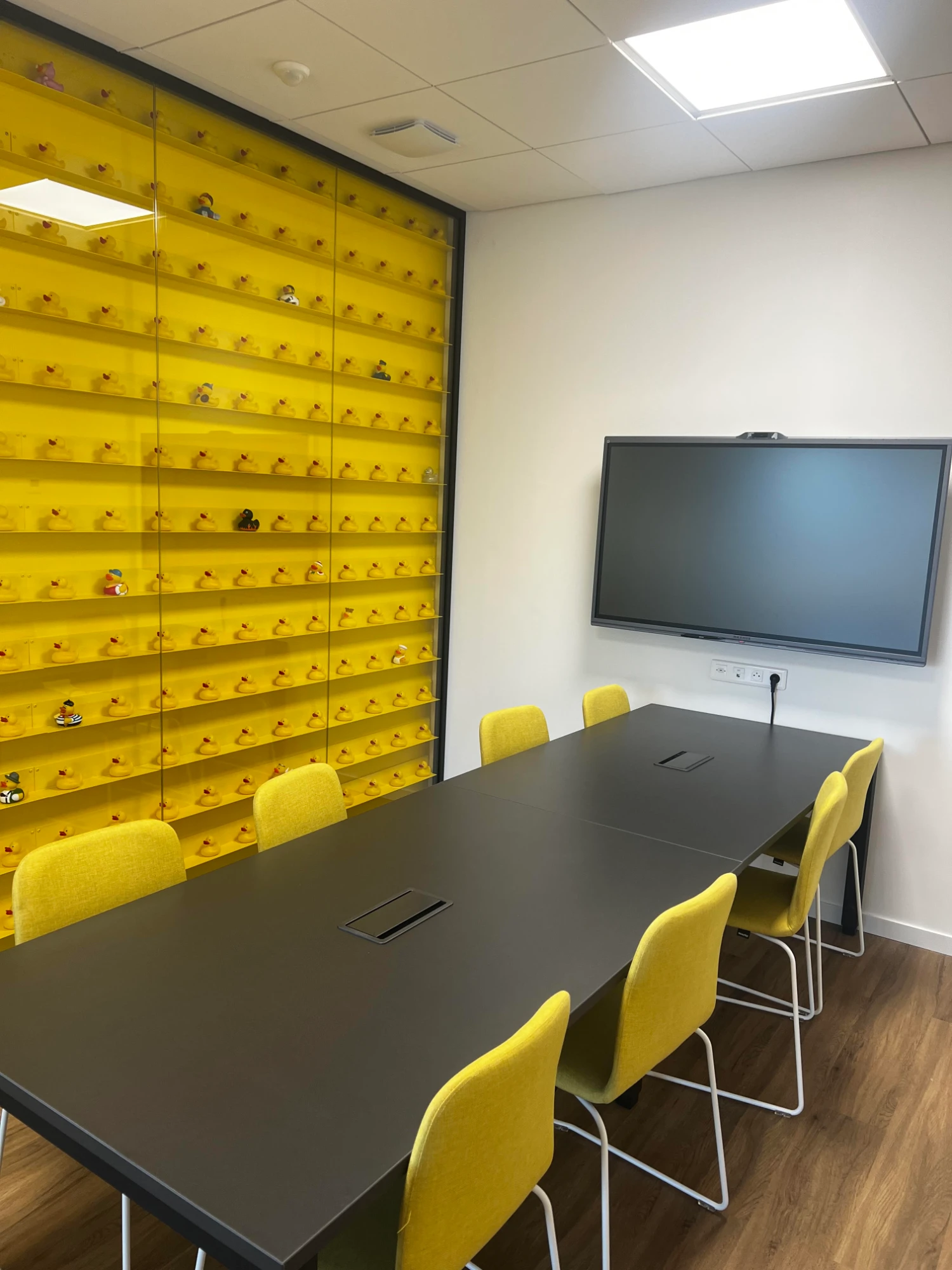 Salle de réunion 8 personnes · Ancrage Coworking