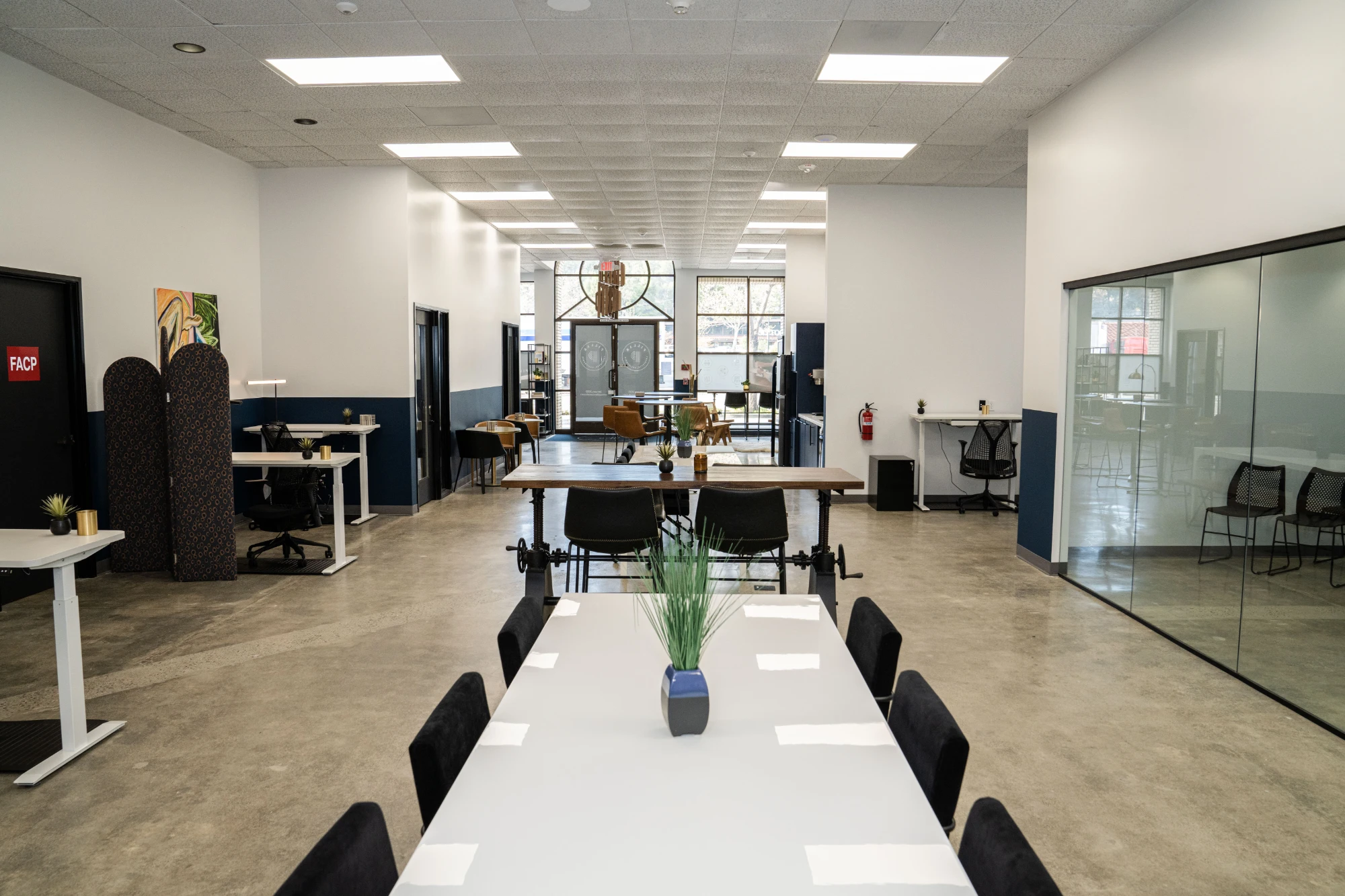 Hot desk in open space · Pillarcowork