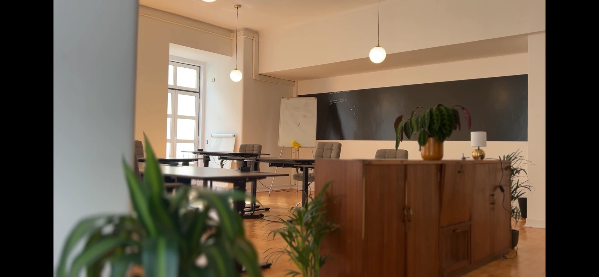 Hot desk in open space · The Clubhouse Cowork Community