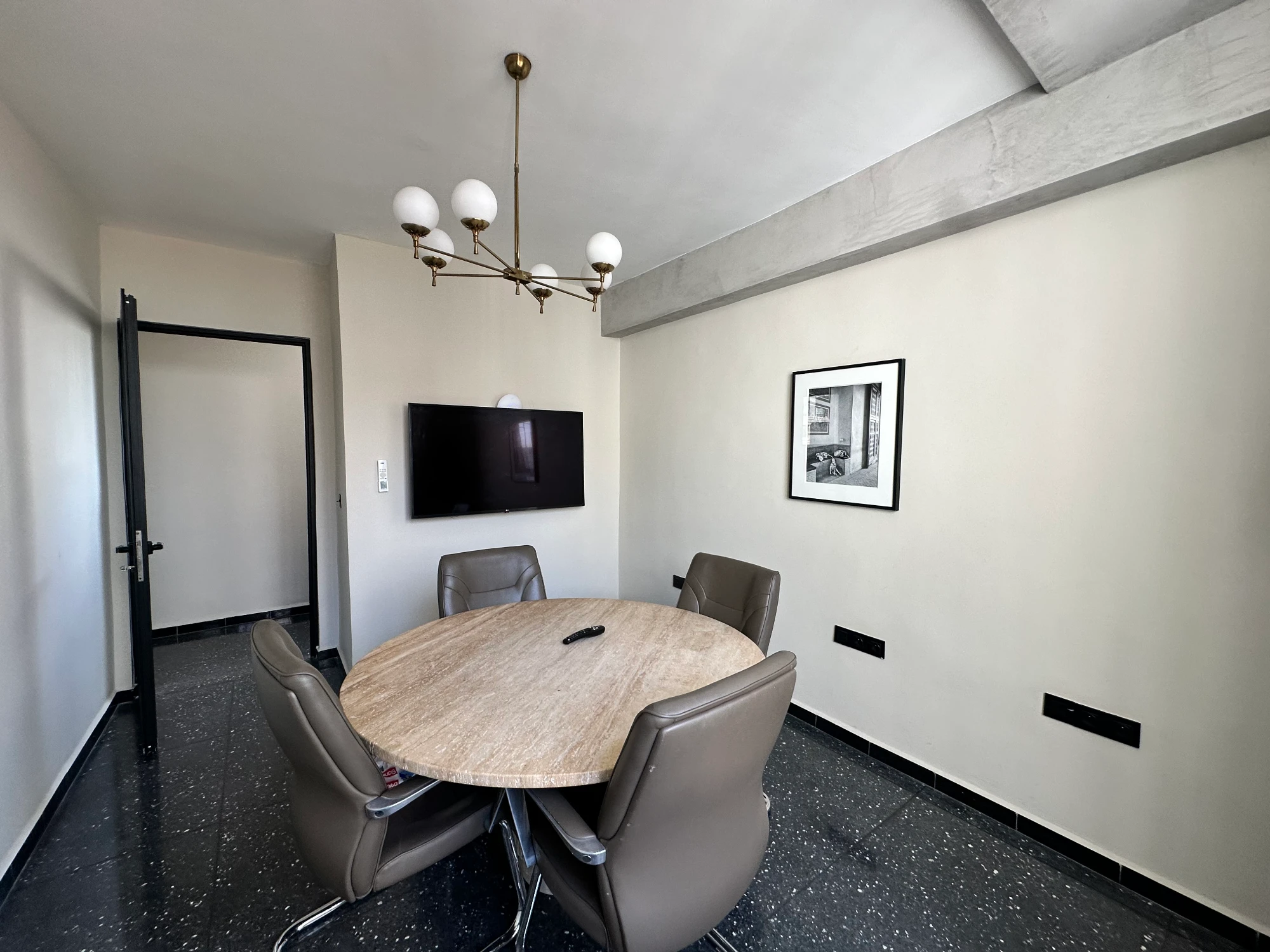 Salle de réunion 4 personnes · Le 23