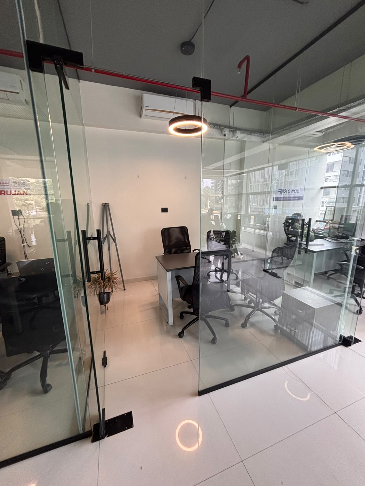 Meeting room 4 people · Shreyas Crest