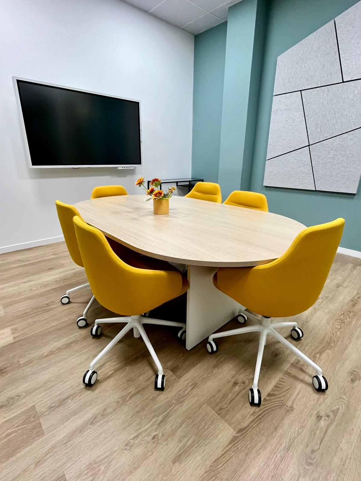 Sala de reuniones Naranja (8 personas) · Simur Spaces Málaga