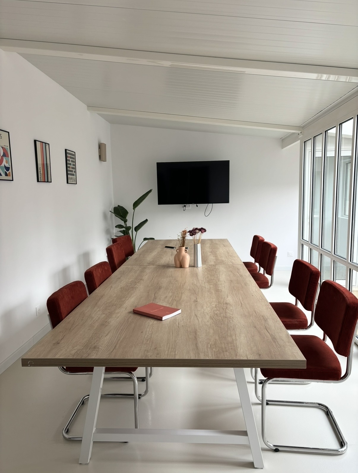 Salle de réunion 8 personnes · Bureaux Emancipées