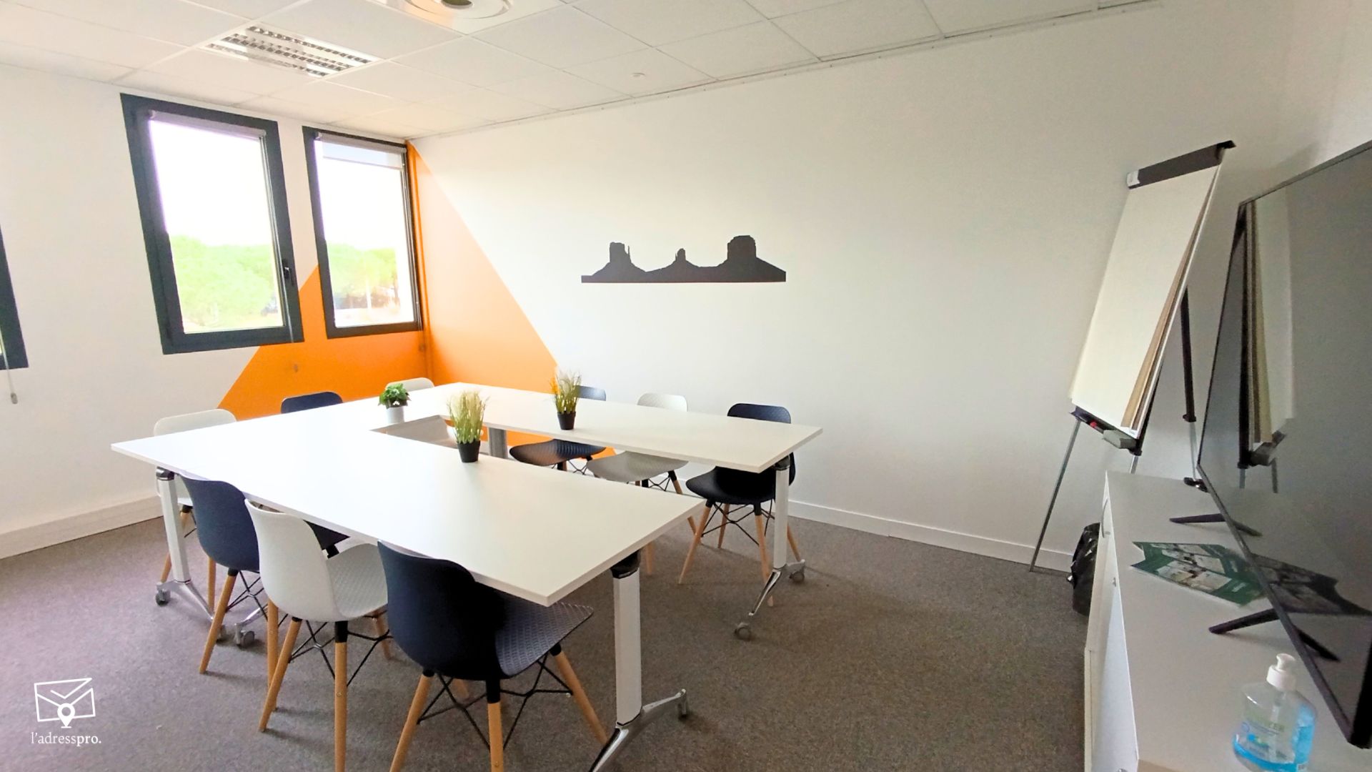 Salle Monument Valley 10/12 personnes · L'adress-Pro Saint-Nazaire