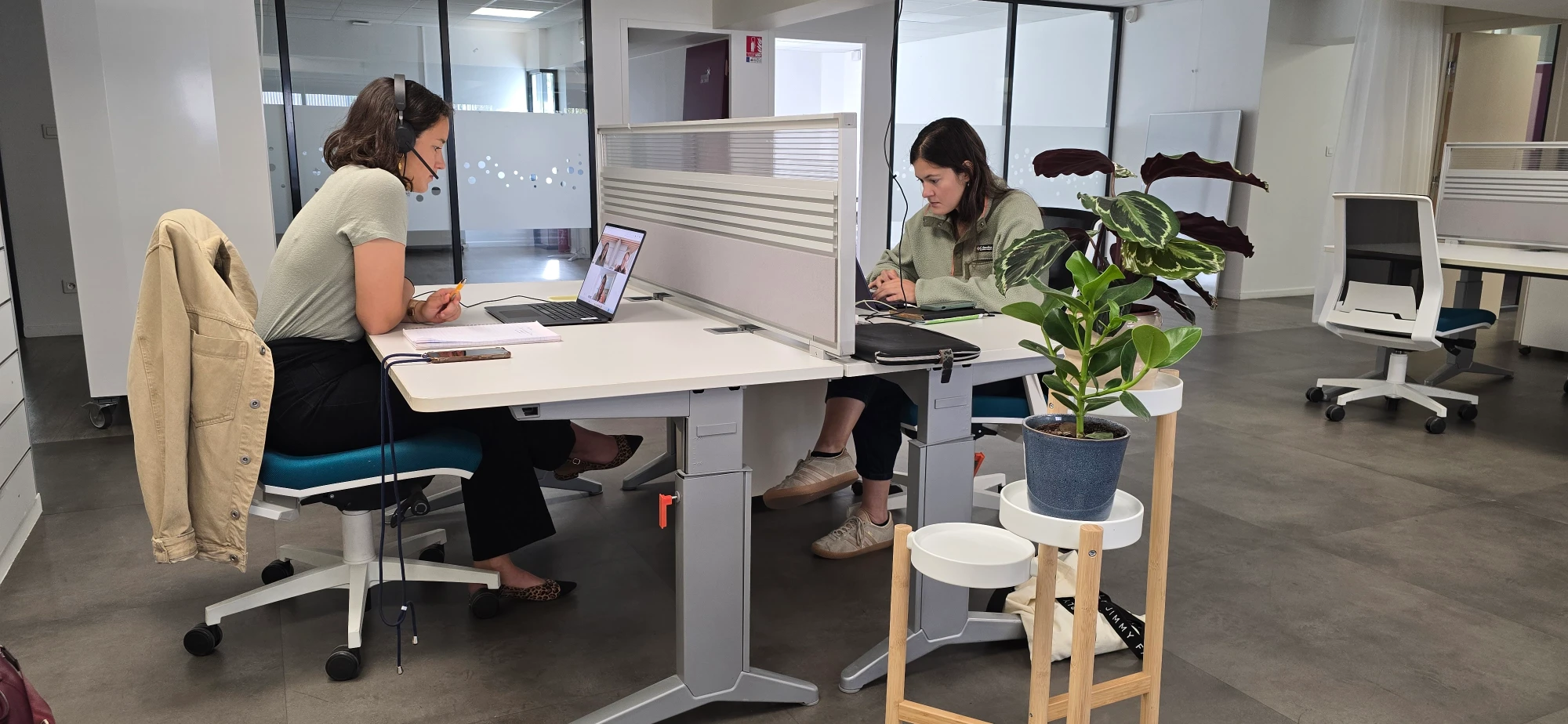 Poste nomade en open space · Lab7 Coworking