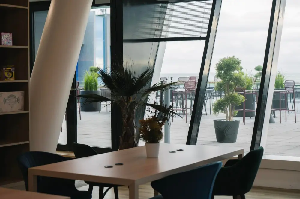 Salle 4 Personnes · Flex-O Nice Aéroport