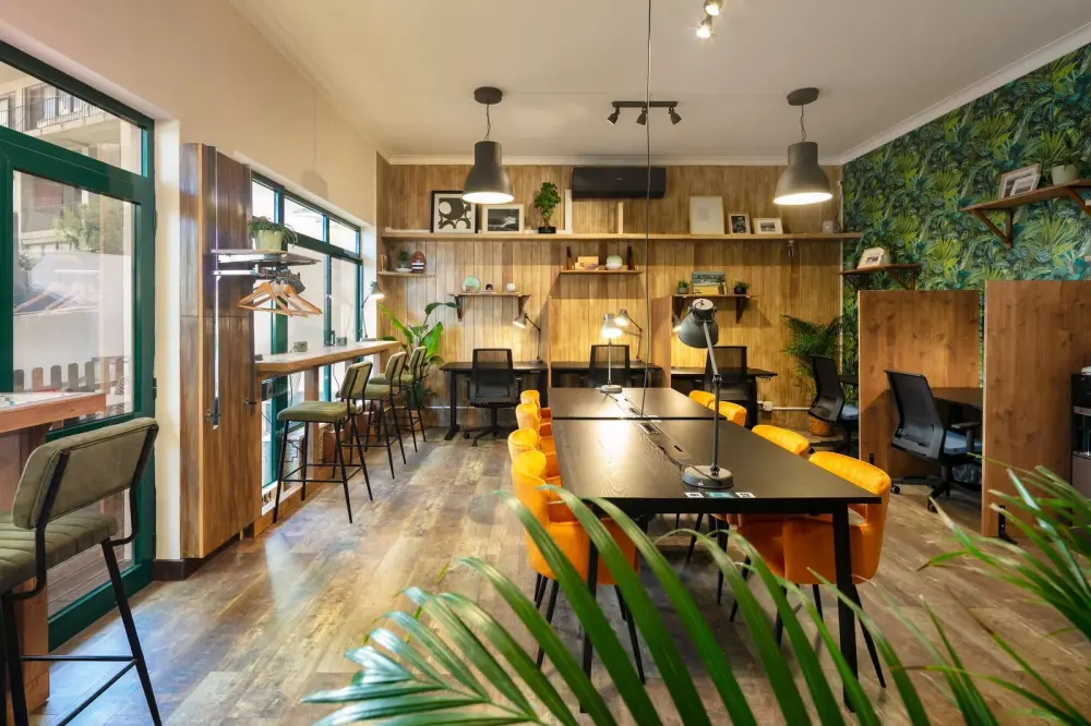 Open space dedicated desk · Rocha Beach House Portimão