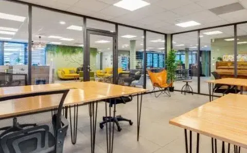 Salle 14 personnes · Bureaux & Co Le Stratège