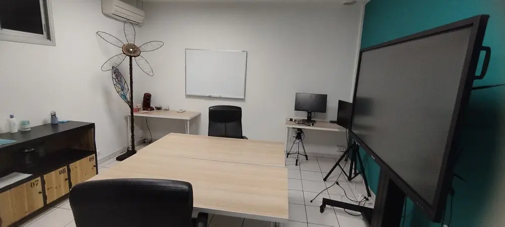 Petite salle de réunion · Locaux Motiv' Miramas