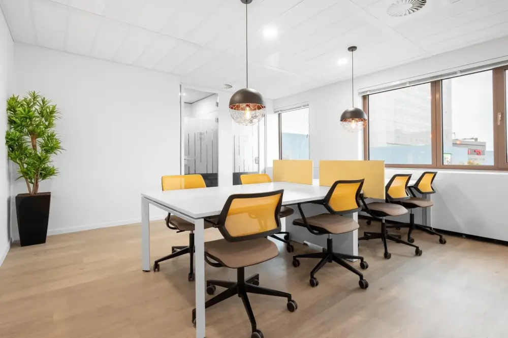 Coworking day pass · Regus QC, Montreal, Pointe Claire – Montreal Airport