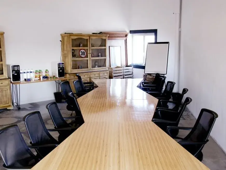 Salle 20 personnes · Bureaux & Co Lattes