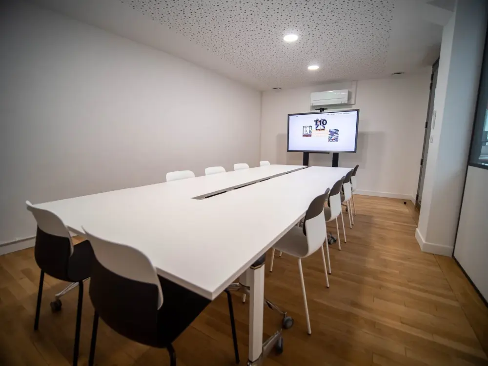 Salle de réunion 12 personnes · T10 - Coworking