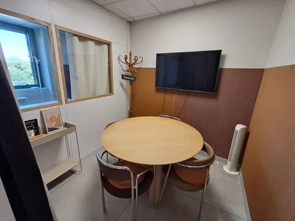 Salle de réunion 4 personnes - LAB 2 · Coworking CO’LOC