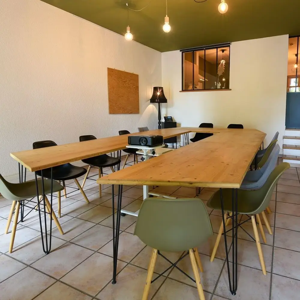 Salle de réunion de 6 à 10 personnes · Charle's Working