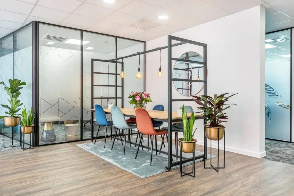 Poste en open space · B'Coworker Sophia Antipolis