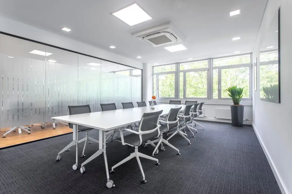 Room Boardroom · Regus IL, Chicago-CBD - West Loop Riverside Plaza Center