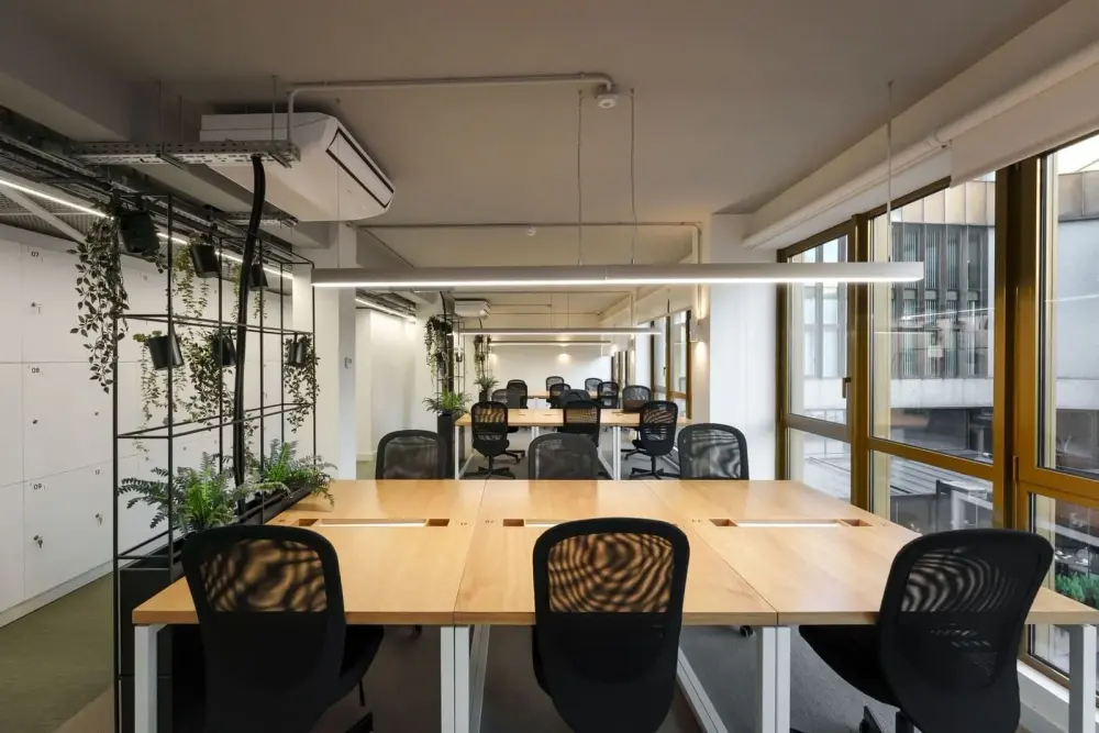 Open Space dedicated desk · Vertical Coworking - Dom Henrique