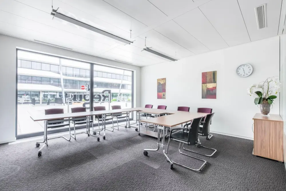 Room Schlossplatz · Regus BERLIN, Berlin Brandenburg Airport