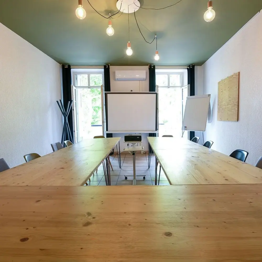 Salle de réunion de 2 à 5 personnes · Charle's Working