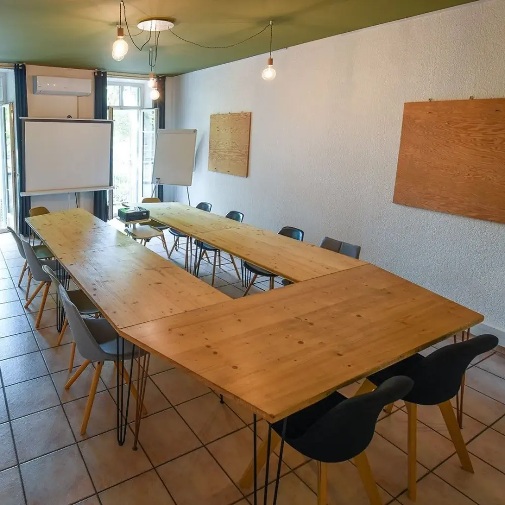 Salle de réunion de 11 à 15 personnes · Charle's Working