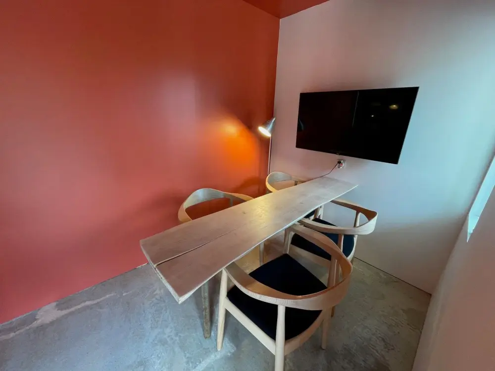 Salle de réunion - 4 personnes · Les Briques